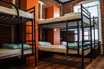 Односпальная кровать в общем мужском номере в  Lviv Loft Hostel